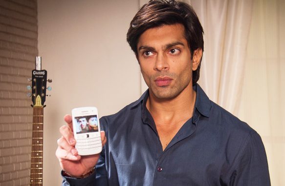 12 girls, 7 kids, 3 ladies and 1 guy support Karan Singh Grover via video! 12 girls, 7 kids, 3 ladies and 1 guy support Karan Singh Grover via video!